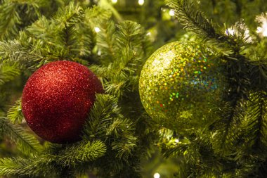 Yılbaşı kutlama tatil arka plan. Noel ağacı süsleme baubles dekore edilmiş Noel ağacı üzerinde