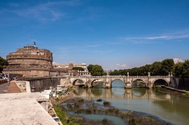 Rome, İtalya - Haziran 17,2011: Köprü Umberto ı ve Türbesi Castel Sant Angelo gün batımında. Hadrian Mozolesi genellikle Castel Sant'Angelo bilinen bir çok yüksek silindirik Roma'da inşa ediyor.