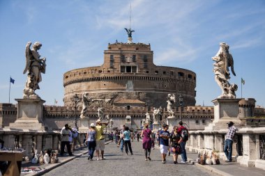 Rome, İtalya - Haziran 17,2011: Köprü Umberto ı ve Türbesi Castel Sant Angelo gün batımında. Hadrian Mozolesi genellikle Castel Sant'Angelo bilinen bir çok yüksek silindirik Roma'da inşa ediyor.