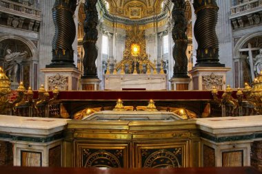 Rome, İtalya - Haziran 17,2011: St.Peters Bazilikası'nın iç. Altar ve Saint Peter's tomb.