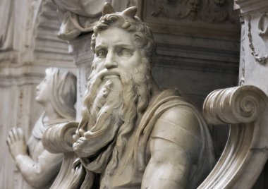 Rome, İtalya - 20 Haziran 2011: Michelangelo, Papa Julius II, San Pietro in Vincoli (Saint Peter zincirler içinde yer alan mezar parçası tarafından Musa'nın ünlü heykel)