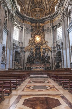 Rome, İtalya - 20 Haziran 2011: Apsis merkezindeki Saint Peter sandalye ile Saint Peter's Bazilikası
