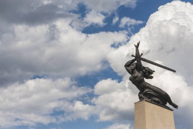 Varşova, Polonya - 4 Temmuz, 2017: Nike - Marian Konieczny tarafından Varşova kahramanları Anıtı