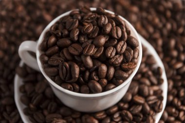 Fincan kahvenin kahve çekirdekleri arka plan üzerinde dolu. Seçici odak. 