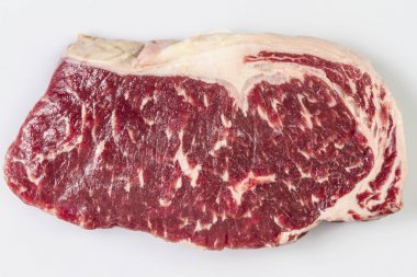 Terbiyeli Dana but veya striploin biftek izole beyaz arka plan üzerinde olgunlaşmış. Yop görünümü.