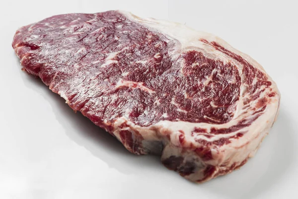 Carne Manzo Stagionata Stagionata Bistecca Striploin Fondo Bianco Isolato — Foto Stock