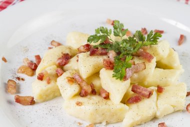 Ev yapımı peynir gnocchi veya vareniki veya kopytka. Birçok ülkede geleneksel çanak. Domuz eti tırmalamak ile Polonya versiyonu. Yapılan formu patates, fluor ve süzme peynir.