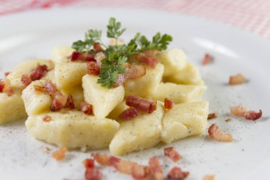 Ev yapımı peynir gnocchi veya vareniki veya kopytka. Birçok ülkede geleneksel çanak. Domuz eti tırmalamak ile Polonya versiyonu. Form patates, fluor ve süzme peynir yaptı. Seçici odak. Sığ derinlik-in tarla.