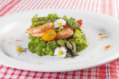 Karides, kuşkonmaz ve brokoli ile yenilebilir papatya çiçekler.