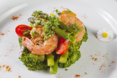 Karides, kuşkonmaz ve brokoli ile yenilebilir papatya çiçekler.