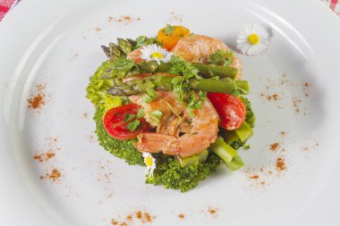 Karides, kuşkonmaz ve brokoli ile yenilebilir papatya çiçekler.