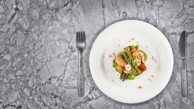 Karides, kuşkonmaz ve brokoli ile yenilebilir papatya çiçekler. En iyi Pencerelerimiz granit tezgah üstü.