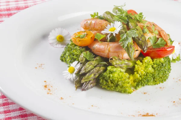 Karides, kuşkonmaz ve brokoli ile yenilebilir papatya çiçekler.