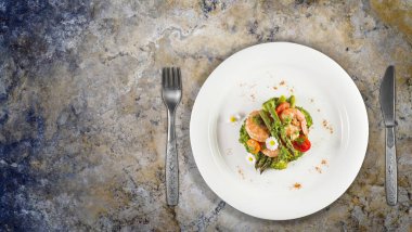 Karides, kuşkonmaz ve brokoli ile yenilebilir papatya çiçekler. En iyi Pencerelerimiz granit tezgah üstü.