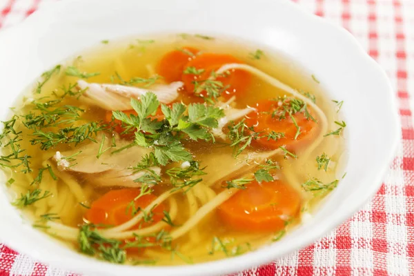 Hühnersuppe Oder Brühe Mit Nudeln Hühnerfleischstücken Karottenscheiben Und Kräutern Weißer — Stockfoto