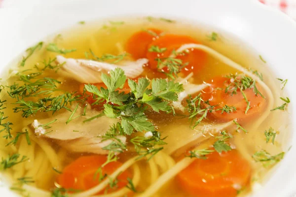 Sopa Frango Caldo Com Noodels Pedaços Carne Frango Fatias Cenoura — Fotografia de Stock