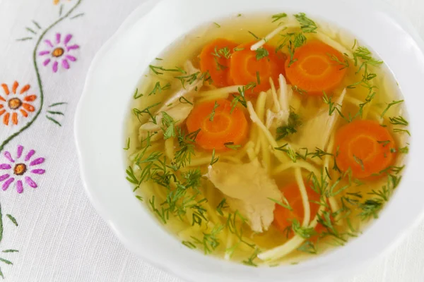 Sopa Frango Caldo Com Noodels Pedaços Carne Frango Fatias Cenoura — Fotografia de Stock