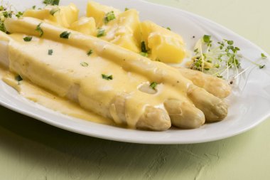 beyaz kuşkonmaz ile doldurulmuş