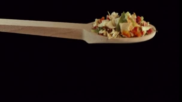 Une cuillère de légumes secs. Épices et ingrédients alimentaires .