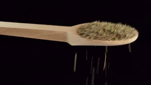 一勺干百里香 香料和食物配料 — 图库视频影像