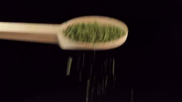 Een Lepel Corriander Bladeren Specerijen Voedselingrediënten — Stockvideo