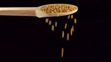 Bir kaşık kurumuş aşk. Baharatlar ve yemek malzemeleri..