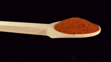 Bir kaşık kırmızı biber. Baharatlar ve yemek malzemeleri..
