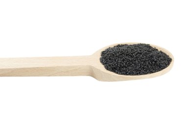 Fesleğen tohumu ya da kıllı, Sabja tahta kaşıkta beyaz arka planda izole edilmiş. Baharatlar ve yemek malzemeleri. Baharatlar ve yemek malzemeleri.