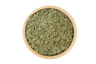 Beyaz arka planda izole edilmiş ahşap kasede kurumuş aşk otu. Baharatlar ve yemek malzemeleri.