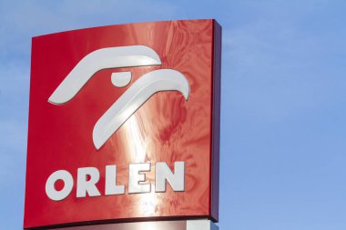 Zamosc / Polonya - 5 Eylül 2018: Orlen yakıt ve benzin istasyonunun amblemi. Pkn Orlen büyük bir Polonya petrol rafinerisi ve petrol perakendecisi..