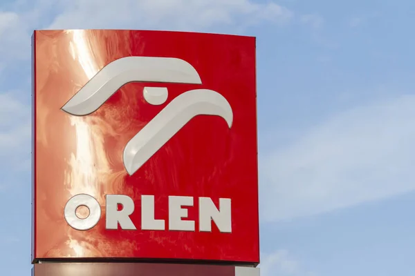 Zamosc / Polonya - 5 Eylül 2018: Orlen yakıt ve benzin istasyonunun amblemi. Pkn Orlen büyük bir Polonya petrol rafinerisi ve petrol perakendecisi..
