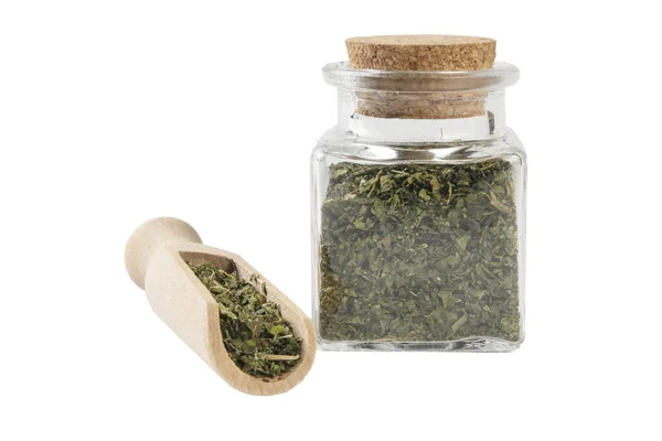 干燥的荨麻药草或放在玻璃瓶中的缎子叶中 以及在白色背景上隔离的木制勺子 药用治疗药草 替代疗法 — 图库照片