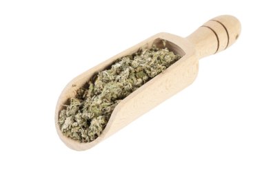 Kurutulmuş enginar yaprakları ya da latin Cynarae yapraklarıyla beyaz arka planda izole edilmiş ahşap kepçe. Şifalı bitkiler. Bitkisel ilaçlar. alternatif tıp