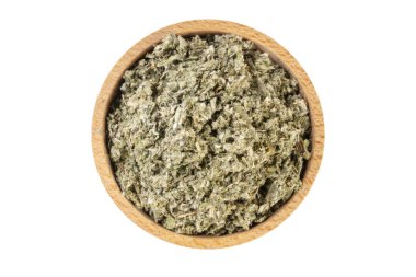 Kurutulmuş enginar yaprakları ya da latin Cynarae yaprakları beyaz arka planda izole edilmiş ahşap kasede. Şifalı bitkiler. Bitkisel ilaçlar. alternatif tıp