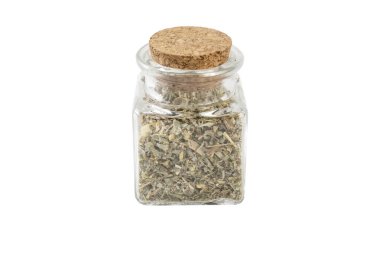 Wormwood bitkisi ya da beyaz arka planda izole edilmiş cam bir kavanozda bulunan latin Absinthii Herba bitkisi. Şifalı bitkiler. Bitkisel ilaçlar. alternatif tıp