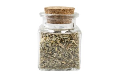 Wormwood bitkisi ya da beyaz arka planda izole edilmiş cam bir kavanozda bulunan latin Absinthii Herba bitkisi. Şifalı bitkiler. Bitkisel ilaçlar. alternatif tıp