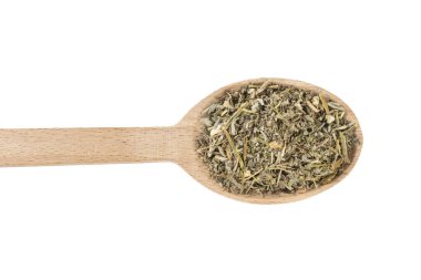 Wormwood bitkisi ya da latin Absinthii Herba bitkisindeki tahta kaşıkta beyaz arka planda izole edilmiş bitki. Şifalı bitkiler. Bitkisel ilaçlar. alternatif tıp