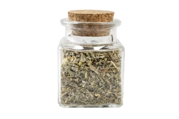 Wormwood bitkisi ya da beyaz arka planda izole edilmiş cam bir kavanozda bulunan latin Absinthii Herba bitkisi. Şifalı bitkiler. Bitkisel ilaçlar. alternatif tıp