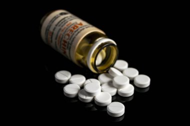 Varşova / Polonya - 14 Mart 2020: Arechin latini - kloroquini phosphas or English chloroquine. Siyah arka planda haplar. Polonya 'da Coronavirus tedavisi olarak kabul edilen ilk ilaç. Beta koronavirüs enfeksiyonları için destekleyici bir terapi olacak.