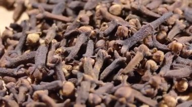Tahtada karanfiller. Baharatlar ve yemek malzemeleri. Makro görüntüyü döndür