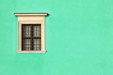 Vintage kafes pencere yeşil duvarda çizikler ile