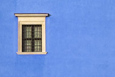 Vintage kafes pencere çizikler ile mavi bir duvara