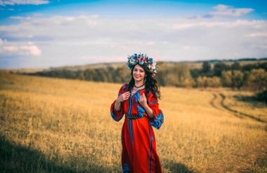 Etnik elbiseli bir genç kız