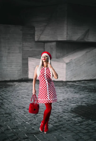 Pötikareli elbiseli bir genç kız