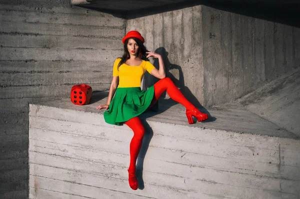 Renkli giysili bir genç kız