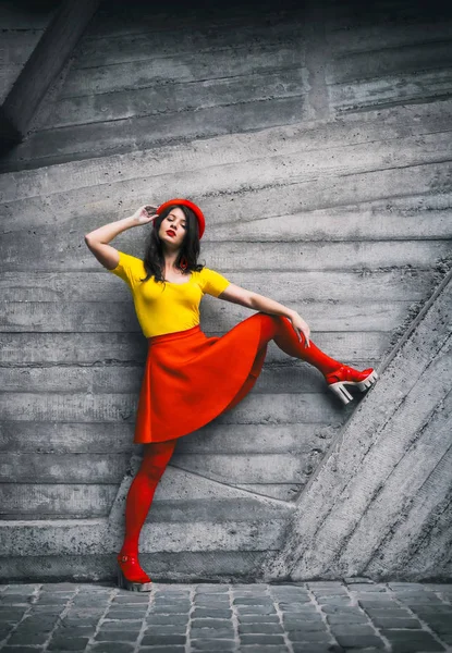 Renkli giysili bir genç kız