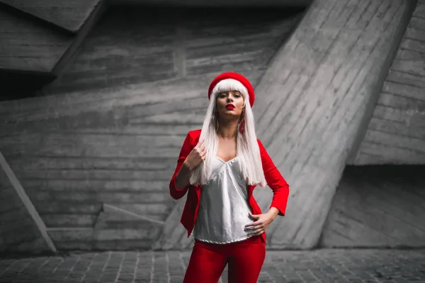 Kırmızı elbiseli bir genç kız