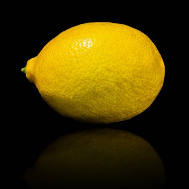 Siyah arka plan üzerine izole limon
