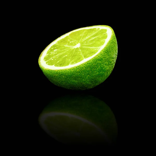 Siyah arka plan üzerine izole limon