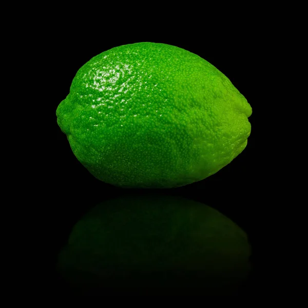 Lime isolerad på svart bakgrund — Stockfoto